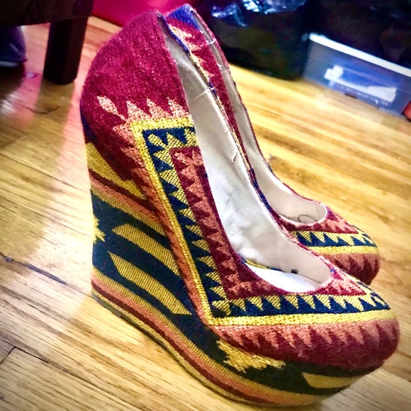 Steve Madden Tribal Pattern Wedge Shoes - Picture 5 of 5